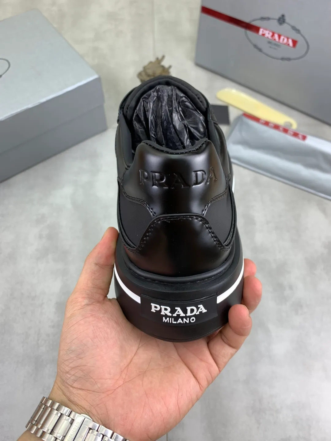 Men's shoes 💰P560💰 [New model] High version official website popular model is on the market, 🆘 Trendy brand (Prada) mainly promotes popular model, avant-garde and versatile fashionable men's shoes private version mold opening, cowhide surface splicing 1:1.. Stylish and simple, original imported cowhide lining cowhide feet; the atmosphere and personality are more fashionable, eye-catching and pursuing class. It will subvert the old idea and be a must-have for fashion trendsetters with you! Must keep it for yourself! Tall and comfortable, large and low, high-end quality workmanship. Size: 38-45; multiple colors available.